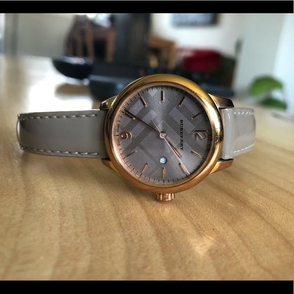 Elegant Burberry Watch - Picture 1 of 4